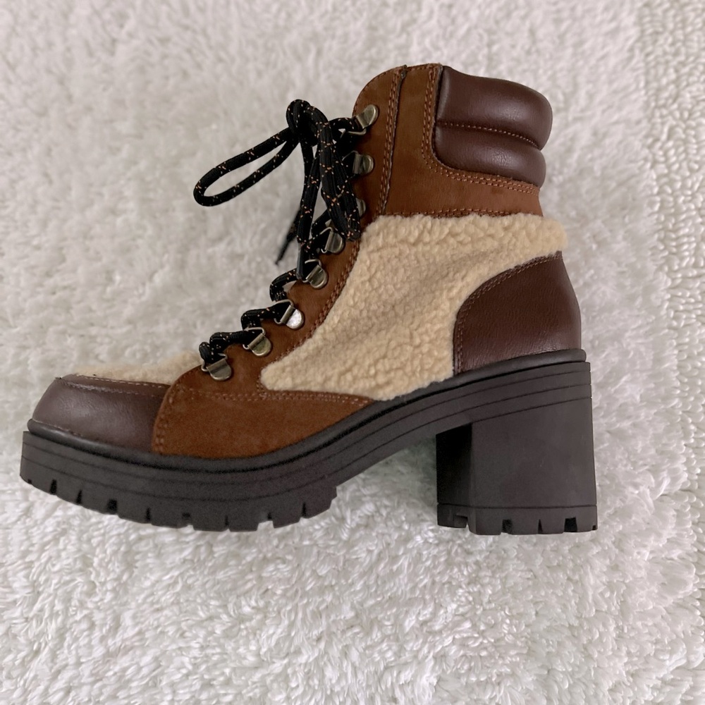 SUN & STONE Women’s 
Brown and Cream Boot. Size 8.5